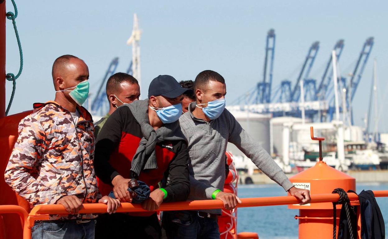 Migrantes llegando al puerto de Algeciras, tras ser salvados de pateras.