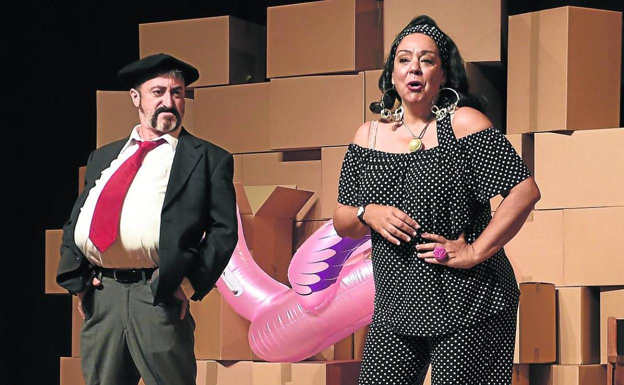 Gorka Aginagalde y Gurutze Beitia, como el casero y la cubana de 'A guuusssto'. 