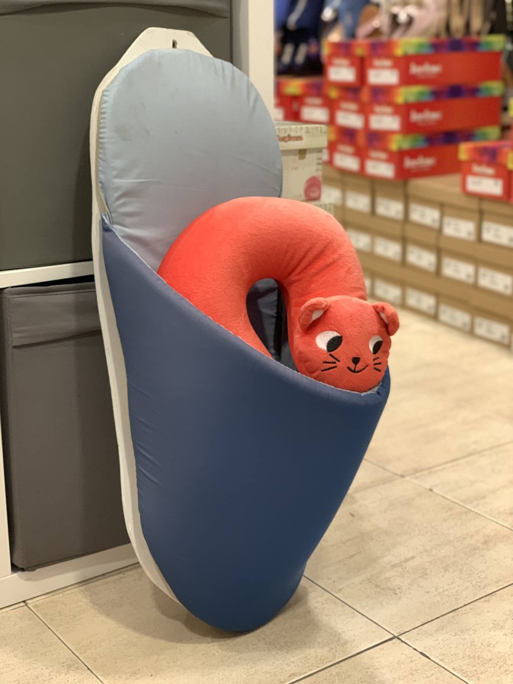 Fotos: La especial tienda de Milagros en el Casco Viejo con más de 1.000 alpargatas