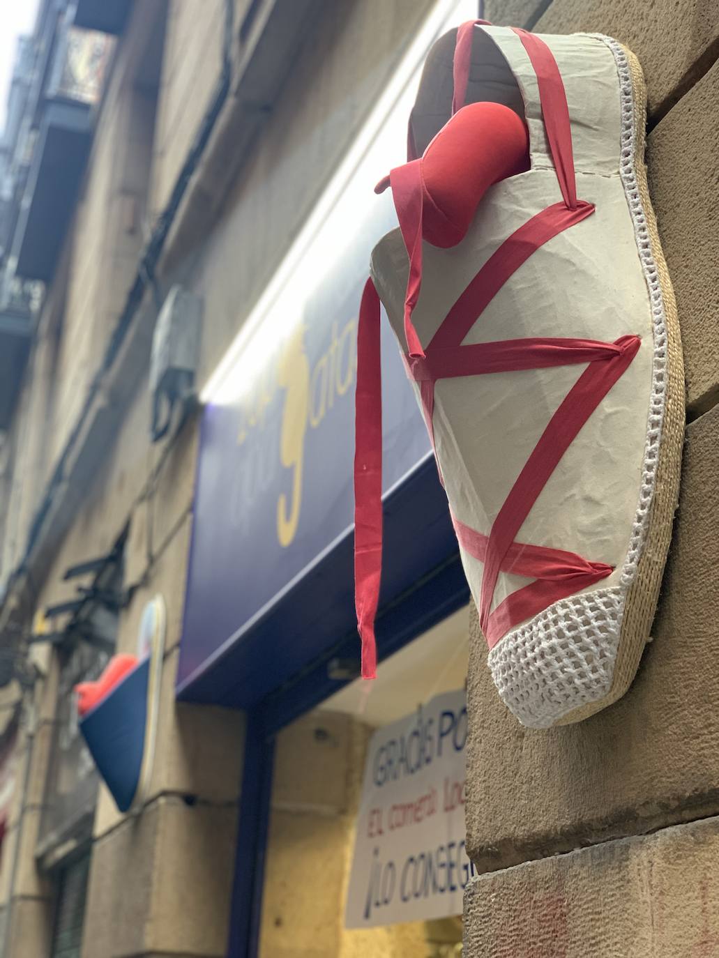 Fotos: La especial tienda de Milagros en el Casco Viejo con más de 1.000 alpargatas