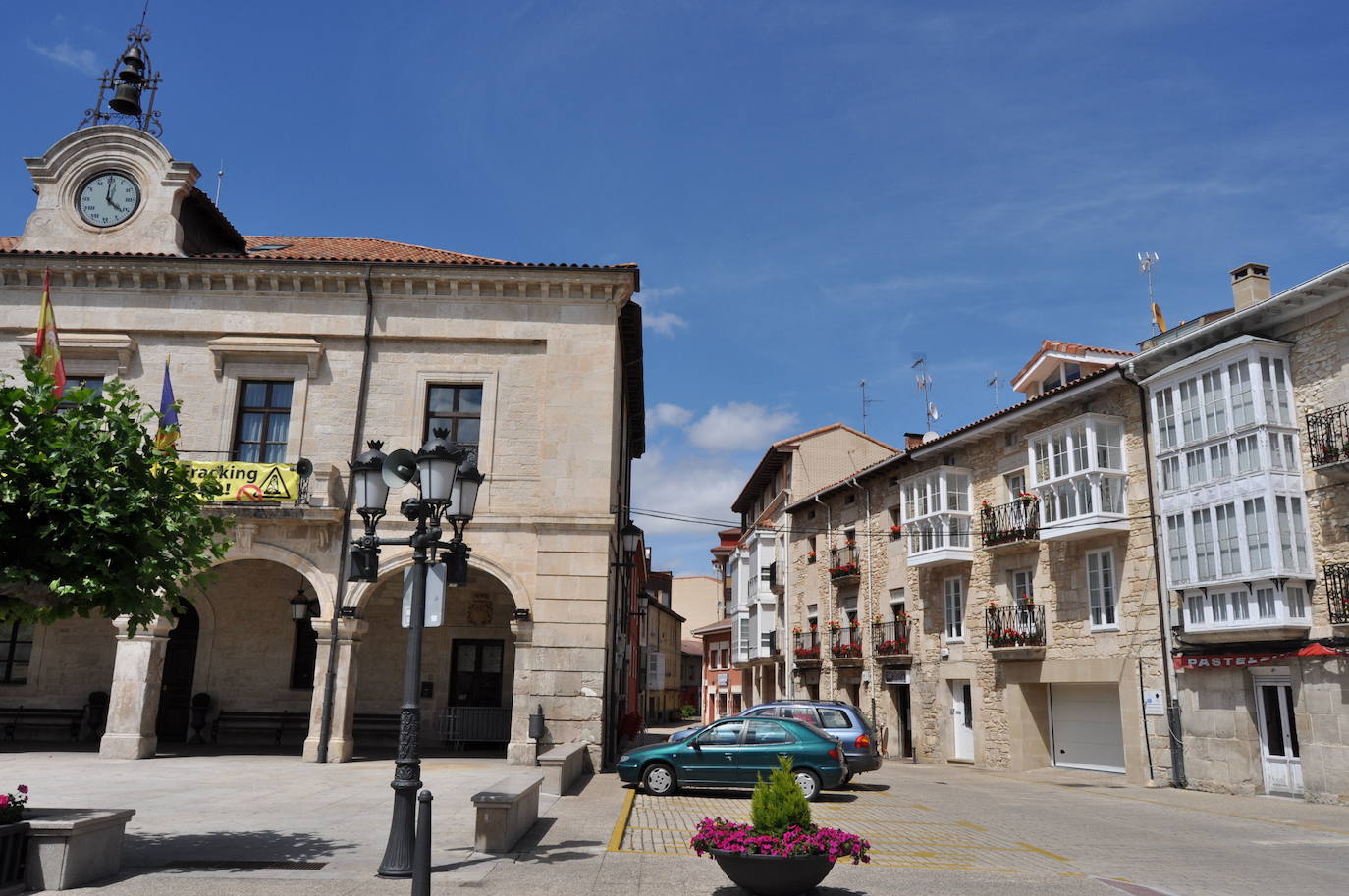 La localidad de Villarcayo es lugar de verano de muchos vascos. 