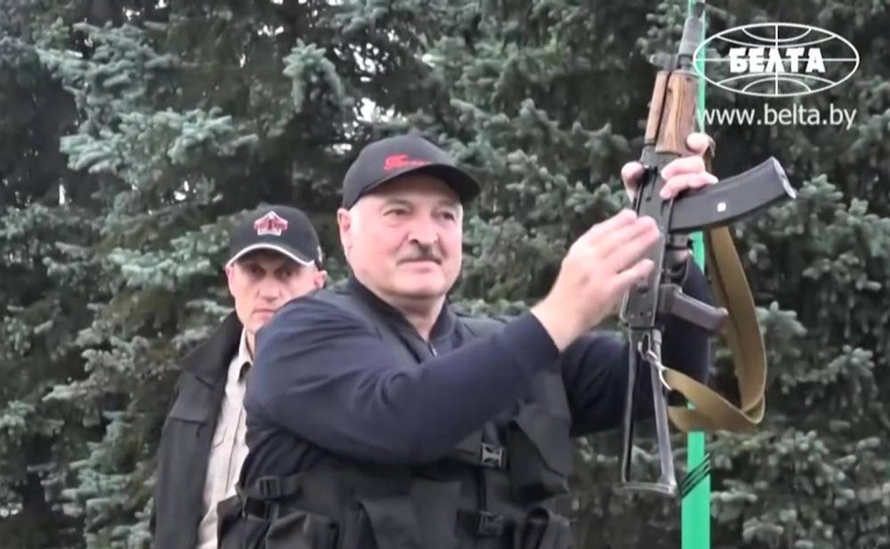 Lukashenko porta un fusil.
