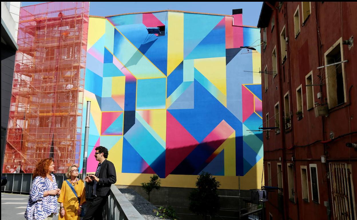 Vista del mural de la artista catalana Anna tarantile