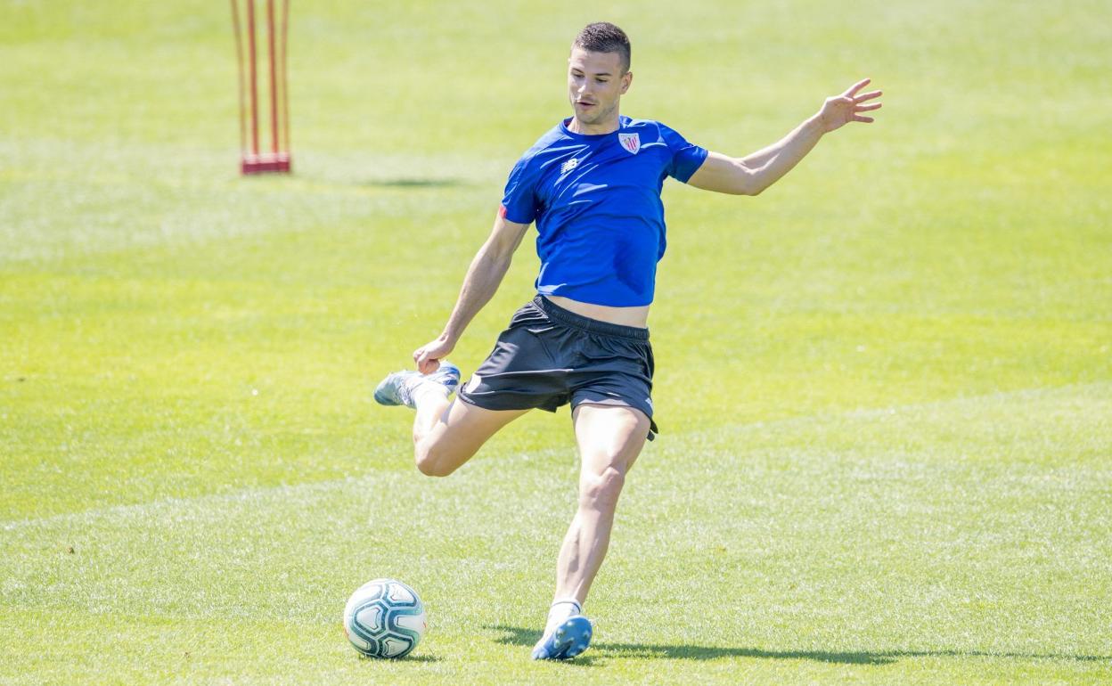 Gorka Guruzeta se ejercita en Lezama.