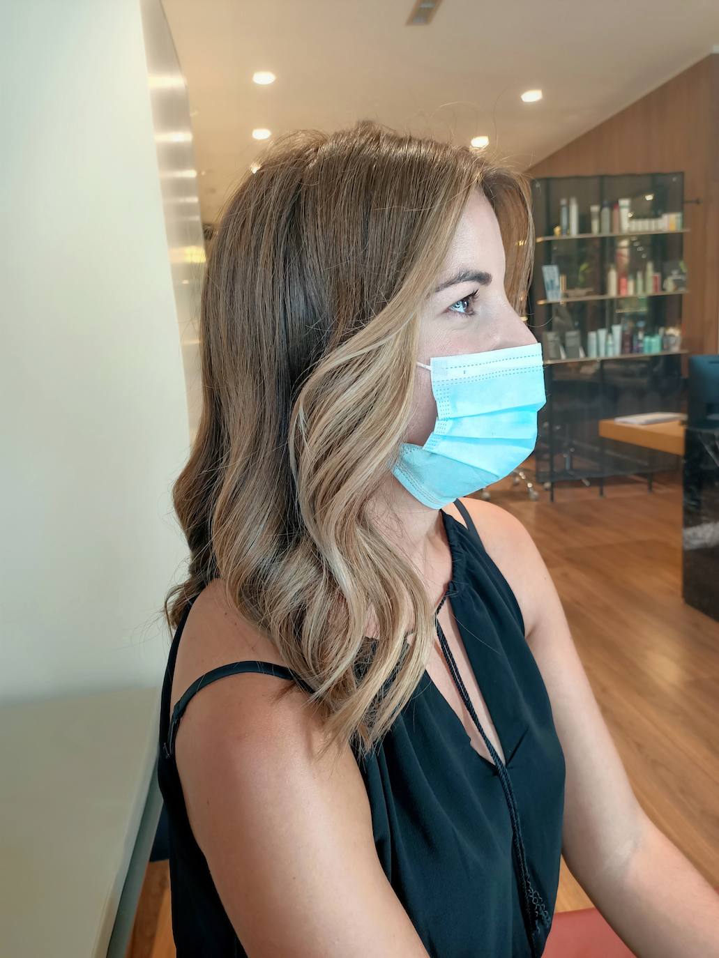 En el color, los mechones delanteros también van a ser los grandes protagonistas, ya que vuelve con mucha fuerza una de las grandes tendencias de los 90: las 'chunky highlights' (mechas gruesas y marcadas). Famosas como Jennifer López, Dua Lipa y Kylie Jenner ya las mostraron.