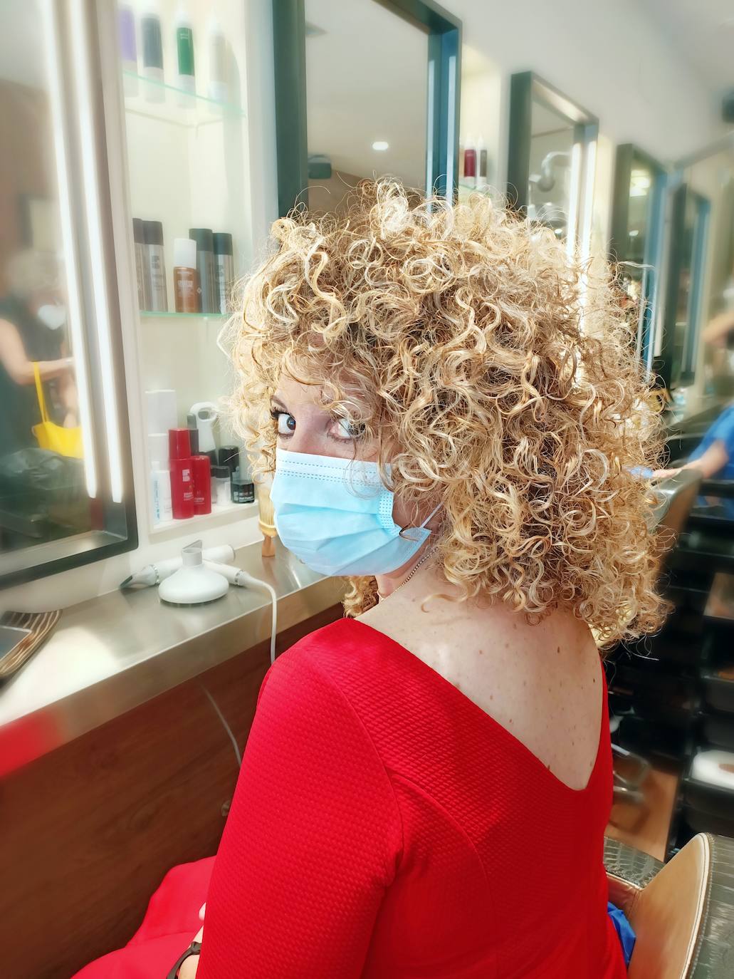 Los cabellos rizados mostrarán flequillos potentes y mucho volúmen.