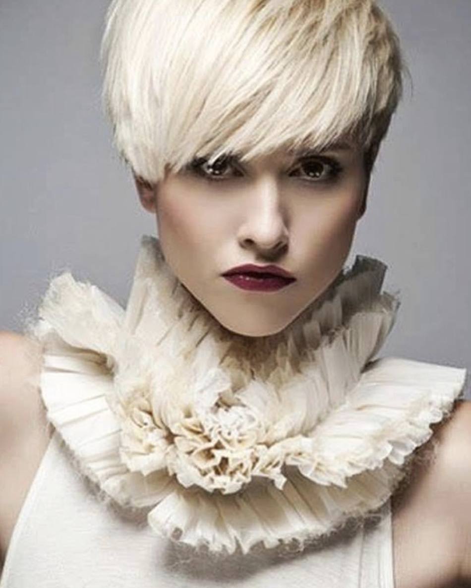 Look con estilo rockero, con dos tonos de color diferentes, fondo oscuro, las capas superiores rubio platino y un ligero mechón azulado.