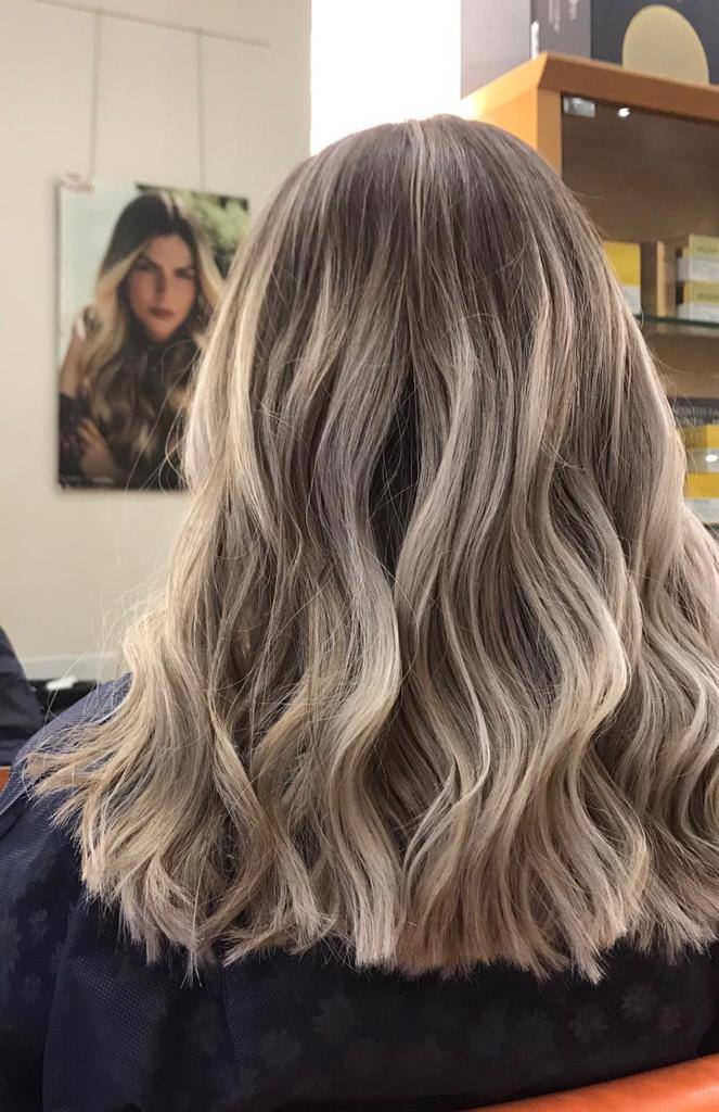 Melena con mechas 'balayage' en el color 'brazilian illumiage'