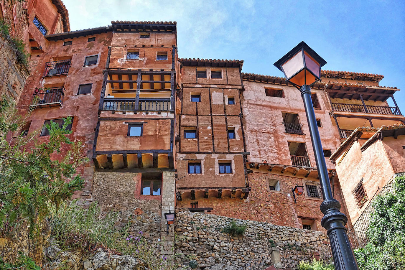 Albarracín (España): Ya en 2018 fue elegido como el pueblo más bello de España en una reñida competición porque hay muchos pueblos hermosos en toda España fuera de los caminos trillados. Antigua capital de un reino de taifas, Albarracín ha conservado todo su sabor islámico y medieval. Su casco antiguo está declarado Bien de Interés Cultural. Lo primero que sorprende al llegar a la villa de Albarracín es su imponente recinto fortificado, cuyo perímetro sobrepasa con creces la superficie del casco urbano.