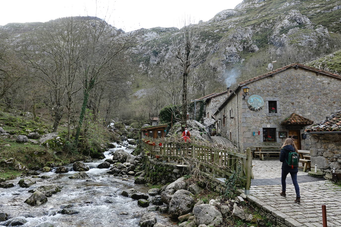 Bulnes: En Asturias, justo en medio del Parque Nacional de los Picos de Europa, se encuentra el pequeño pueblo de Bulnes, probablemente uno de los pueblos más pequeños de España, con tan solo 34 habitantes. Antes de 2001, este asentamiento de montaña estaba realmente aislado, solo se podía llegar caminando por senderos de montaña. Ahora hay un funicular que facilita el traslado. Destaca la belleza de las casas de piedra y de la cruda naturaleza que lo rodea. La meca de los escaladores de fama mundial El Naranjo de Bulnes, está justo en la puerta.