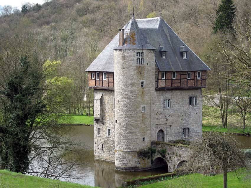 Crupet (Bélgica): Es un pequeño y bonito pueblo ubicado en un valle boscoso de Valonia y rodeado por un gran foso. Data del siglo XIII y es famoso por su hermoso castillo y sus grutas. Aunque el castillo medieval de Crupet no se puede visitar por ser privado es un magnífico decorado extremadamente fotogénico.