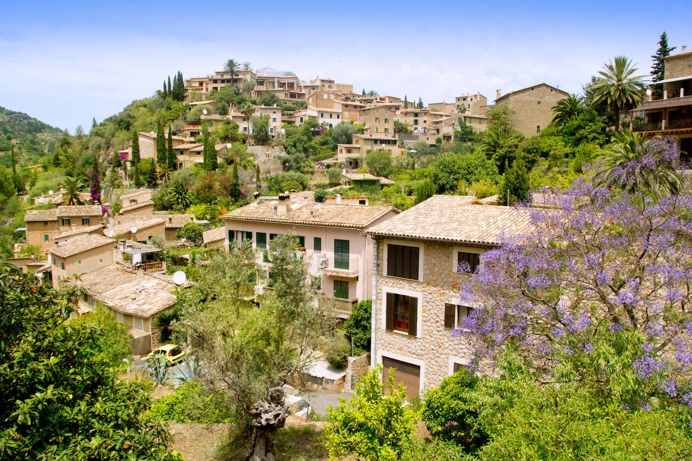 Deia (España): Deia es un pueblo pintoresco muy conocido, como atestiguan los electores de Jetcost.es, ubicado en la cresta norte de la isla, lugar de residencia de escritores, pintores y músicos. Situado en un valle a la sombra de la Serra de Tramuntana, acoge un grupo de casas construidas en piedra con techos de terracota que parecen abrazar la espectacular cordillera.