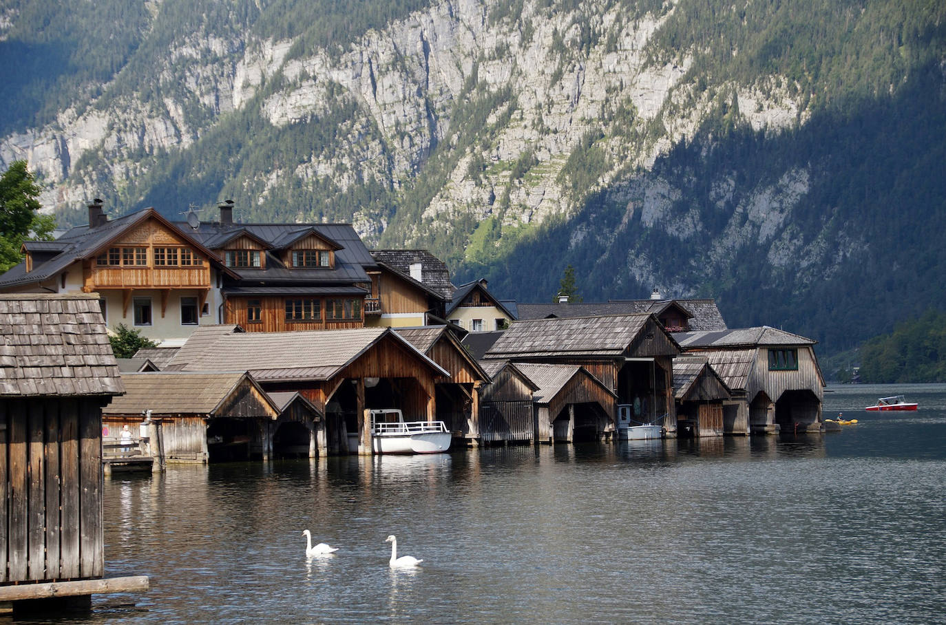 Hallstatt (Austria): A menudo considerado como uno de los lugares más bellos de Europa, Hallstatt es muy pintoresco. Esto se debe principalmente a su ubicación en una estrecha orilla rocosa del oeste del Hallstättersee con las escarpadas montañas detrás. Famoso por su producción de sal, este pequeño pueblo fue una vez un asentamiento que se remonta a tiempos prehistóricos.