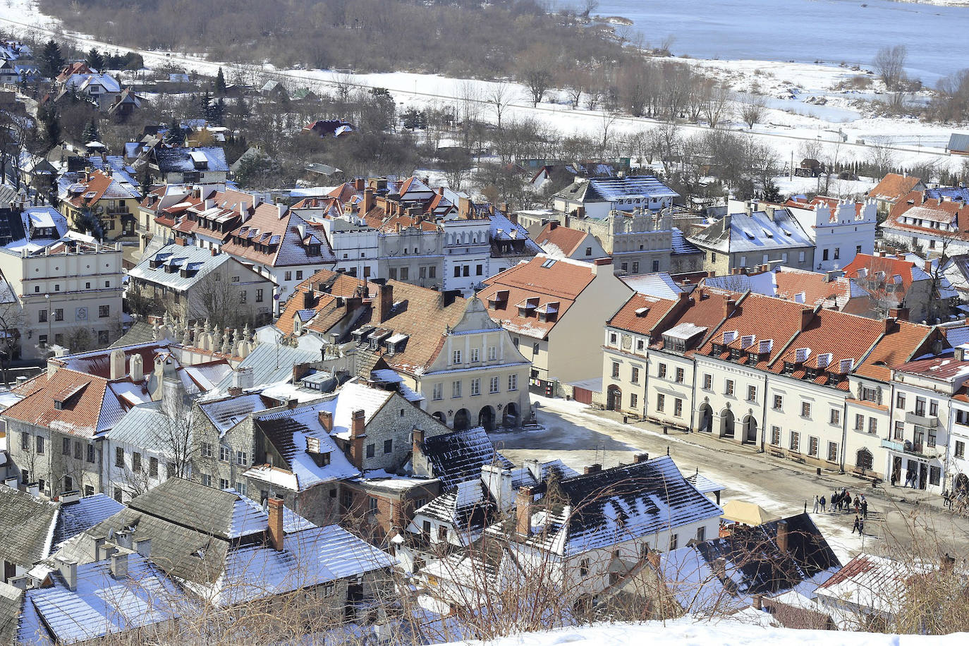 Kazimierz Dolny (Polonia): Esta pequeña ciudad histórica tiene un encanto de antes de la guerra que realmente atrae a las multitudes. Además de las calles adoquinadas, los edificios renacentistas bien conservados y las pintorescas ruinas de un castillo medieval, la ciudad también es conocida por sus magníficas vistas panorámicas de la campiña que la rodea.