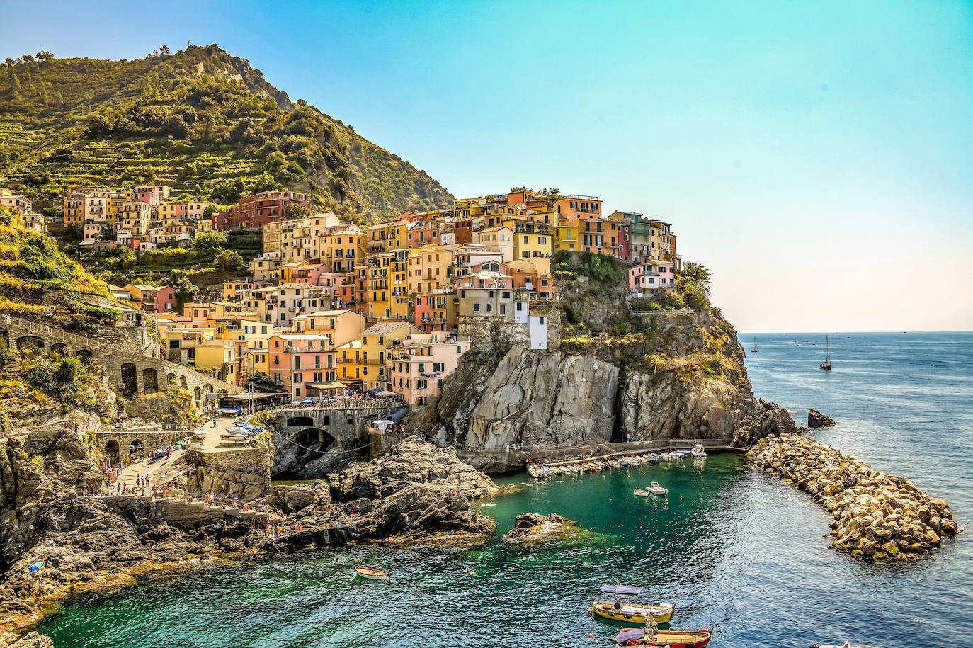 Manarola (Italia): Es uno de los pueblos peatonales más famosas de la región de Cinque Terre, llena de una variedad de vibrantes casas de todos los colores del arco iris talladas en un impenetrable muro de piedra a lo largo de la costa mediterránea. Este encantador pueblo de pescadores es famoso por su fabuloso vino, particularmente Sciacchetra, y las pinturas de Antonio Discovolors, un artista que se enamoró de Manarola y dedicó gran parte de sus obras posteriores a la región.