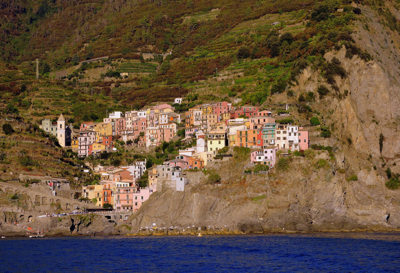 Manarola (Italia): Es uno de los pueblos peatonales más famosas de la región de Cinque Terre, llena de una variedad de vibrantes casas de todos los colores del arco iris talladas en un impenetrable muro de piedra a lo largo de la costa mediterránea. Este encantador pueblo de pescadores es famoso por su fabuloso vino, particularmente Sciacchetra, y las pinturas de Antonio Discovolors, un artista que se enamoró de Manarola y dedicó gran parte de sus obras posteriores a la región.