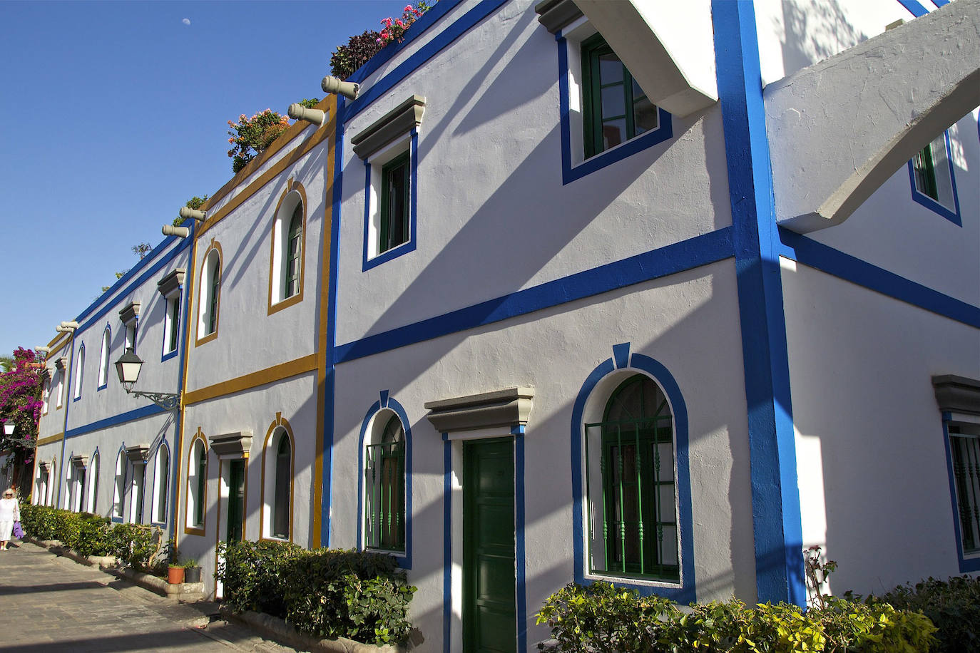 Puerto de Mogán (España): En el suroeste de la isla de Gran Canaria conocido como «pequeña Venecia» por los pequeños canales que lo surcan, aunque lo que más llama la atención es su animado muelle y sus calles vestidas de buganvillas, con casas blancas y puertas y ventanas de tonos verdes y mostaza.