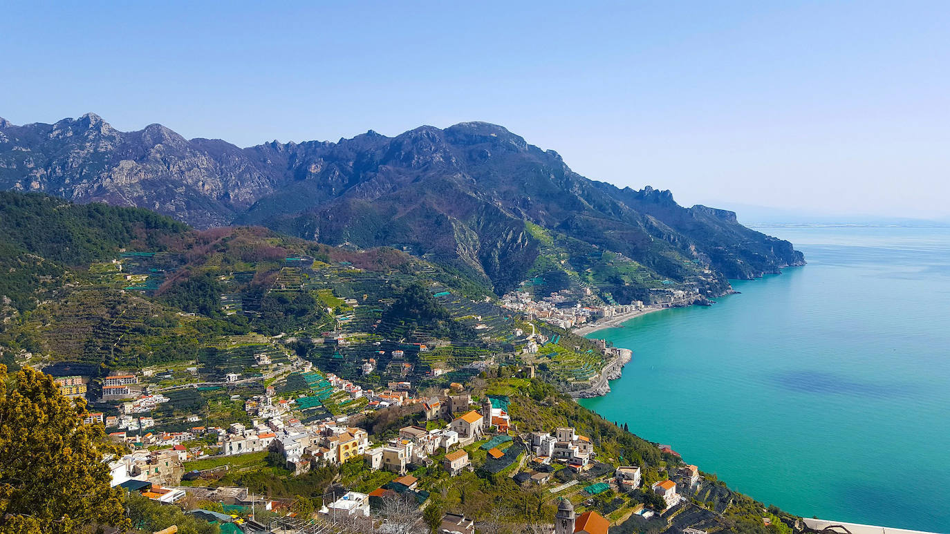 Ravello (Italia): El complejo más tranquilo y encantador de la Costa Amalfitana merece el empinado y serpenteante viaje en coche para llegar a él. Uno de los lugares favoritos de celebridades como Greta Garbo, Jacqueline Kennedy o Tennessee Williams que pasaron sus vacaciones aquí. Ravello es conocido por sus inclinadas callejas libres de tráfico, elegantes jardines, plazas pintorescas y sus famosos acantilados sobre el Mediterráneo que provocan vértigo. El mejor lado de la ciudad se ve desde el agua, así que es aconsejable tomar un bote o ferry cuando se visite.