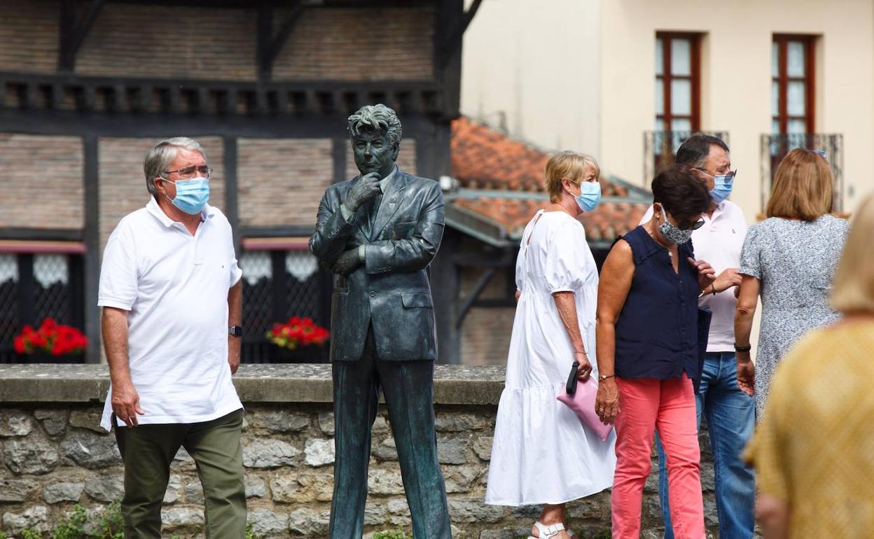 Turistas junto a la catedral Santa María de Vitoria, uno de los motores del sector en Álava. 