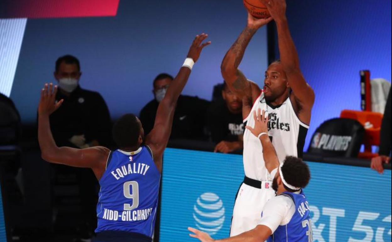 Kawhi Leonard lanza a canasta ante la defensa de los Mavericks.