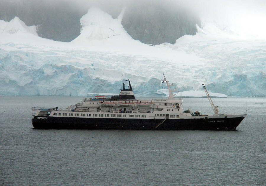 2- Lyubov Orlova | El 'barco fantasma' Lyubov Orlova quedó varado en el puerto de San Juan de Terranova durante más de dos años hasta que fue vendido por los tribunales canadienses por 275.000 dólares a una empresa dedicada a convertir en chatarra navíos en desuso. Finalmente, su nuevo propietario contrató un remolcador para trasladar al Lyubov Orlova a Santo Domingo, para ser desguazado. 