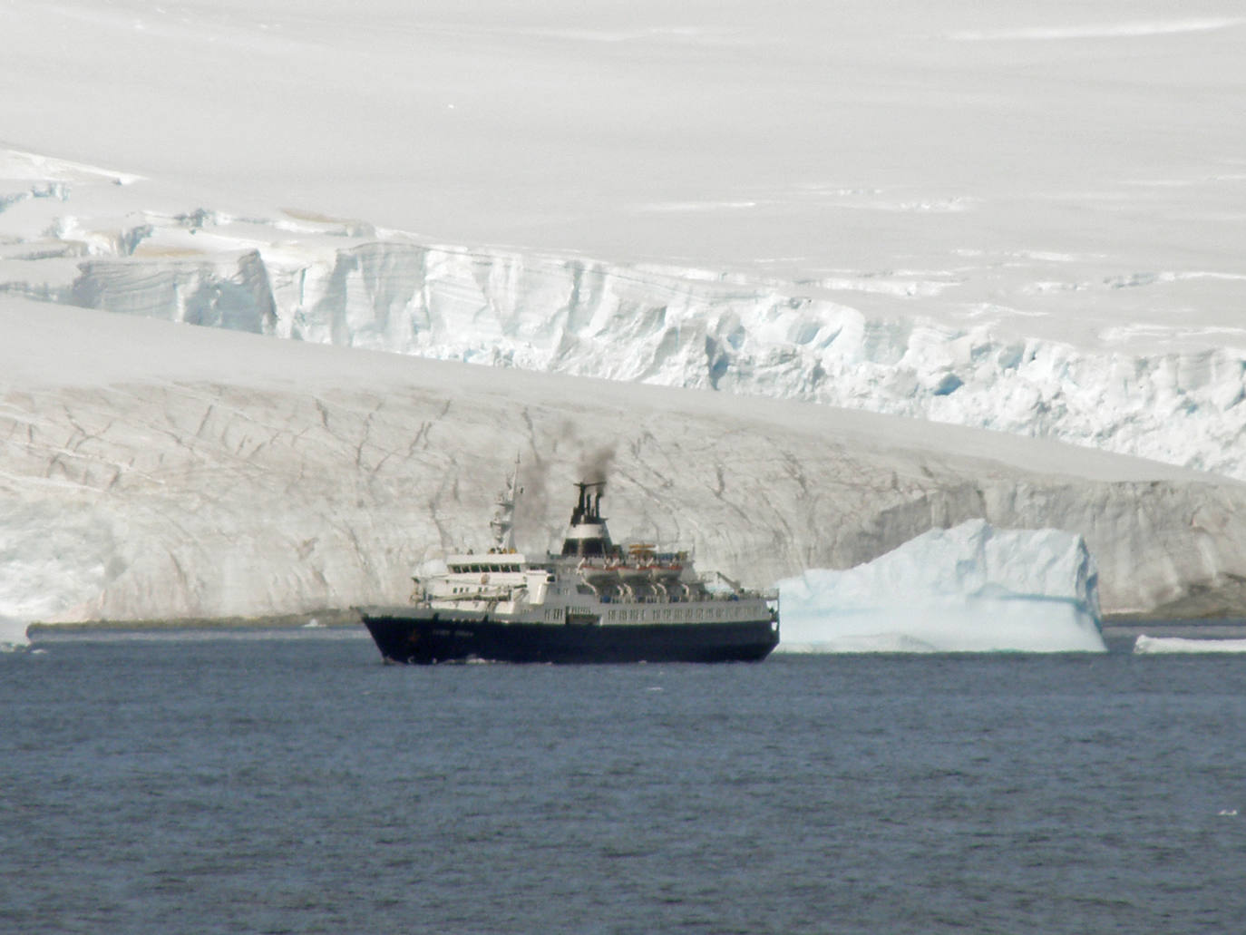 Pero un día después de empezar su viaje, las amarras que unían al Lyubov Orlova al remolcador se rompieron en medio de las turbulentas aguas del Atlántico norte y las autoridades canadienses ordenaron al remolcador que volviese a puerto sin el crucero ruso. Quedó en mitad del océano Atlántico Norte, viajando lentamente hacia Irlanda, a unos 1.700 km. de la costa. 