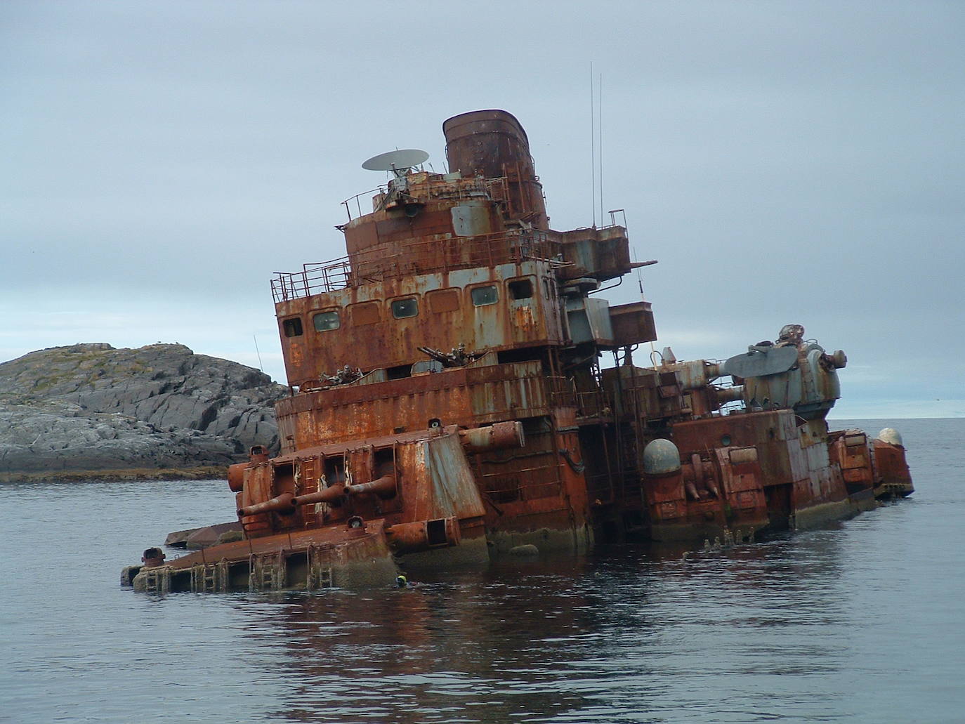 3- Murmansk | El crucero ruso Murmansk llegó a las costas de Sørvær, Noruega, de forma accidental en 1994. Estaba siendo remolcado para ser desguazado pero se soltó del remolque. Pronto se convirtió en un lugar turístico para los amantes de los barcos abandonados.