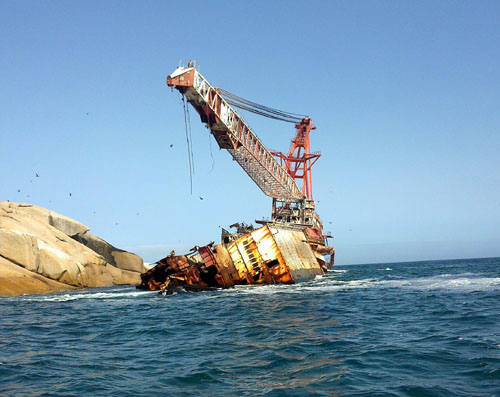 5- Bos 400 | La grúa flotante BOS 400 estaba siendo remolcada por el barco ruso Tigr en el cabo de Buena Esperanza, Sudáfrica, cuando encalló en la costa en junio de 1994.