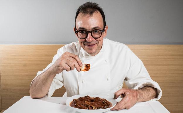 Pablo Urzay unta la vizcaína de sus caracoles.