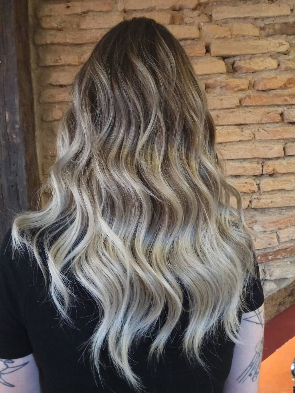 Las mechas 'balayage' y 'ombré' , que consisten en crear un degradado de color desde una raíz natural oscura hasta llegar a tonos más claros de medios a puntas, estarán muy presentes esta temporada. De esta manera, aportaremos luz a nuestra melena.