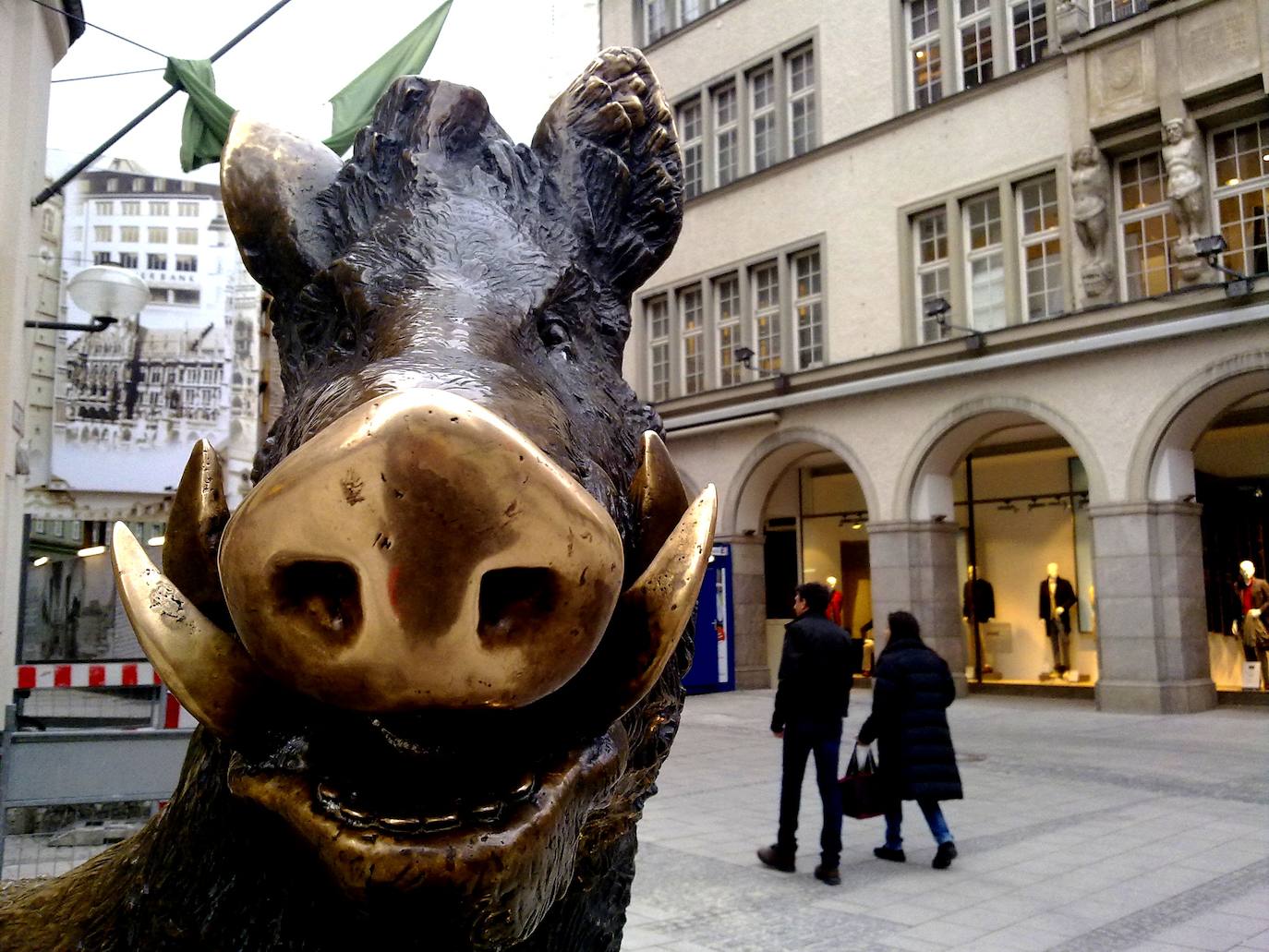 15.- Il Porcellino (Florencia, Italia) | El jabalí de la suerte de Florencia atrae cada año a miles de turistas. Fue esculpida por Pietro Tacca en el año 1634 para decorar una fuente de bronce, fuente hoy en día conocida como Fontana del Porcellino.