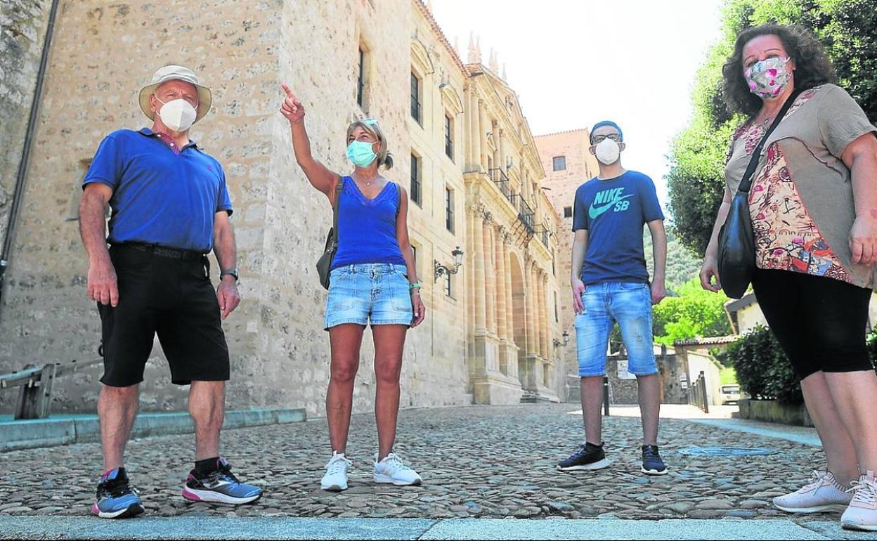 De caminata. José Antonio, Yolanda, su sobrino Ander e Inmaculada.