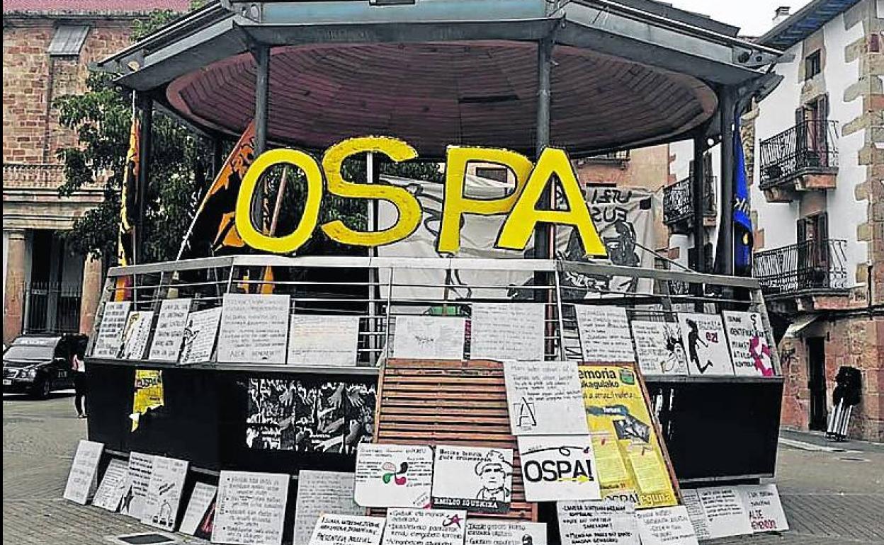 Carteles contra la Guardia Civil en Alsasua. 