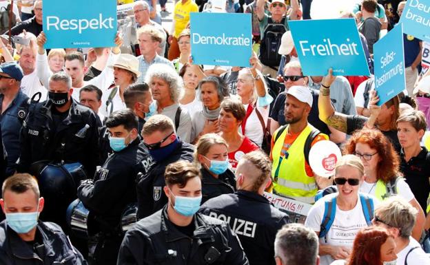 Imagen principal - La policía dispersa a casi 40.000 neonazis y negacionistas en Berlín