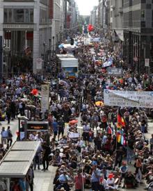 Imagen secundaria 2 - La policía dispersa a casi 40.000 neonazis y negacionistas en Berlín
