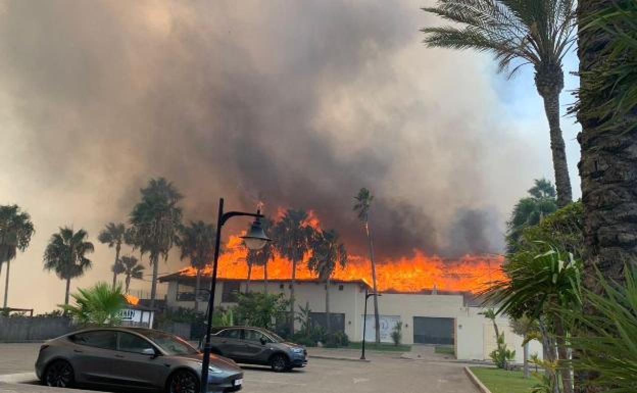 Un incendio forestal afecta a un complejo comercial en Estepona