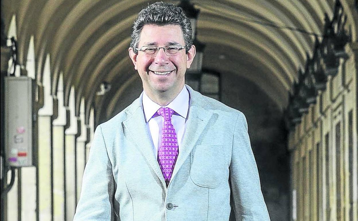 Iñaki Gurtubai posa junto a la Casa Consistorial, en la plaza de España. 