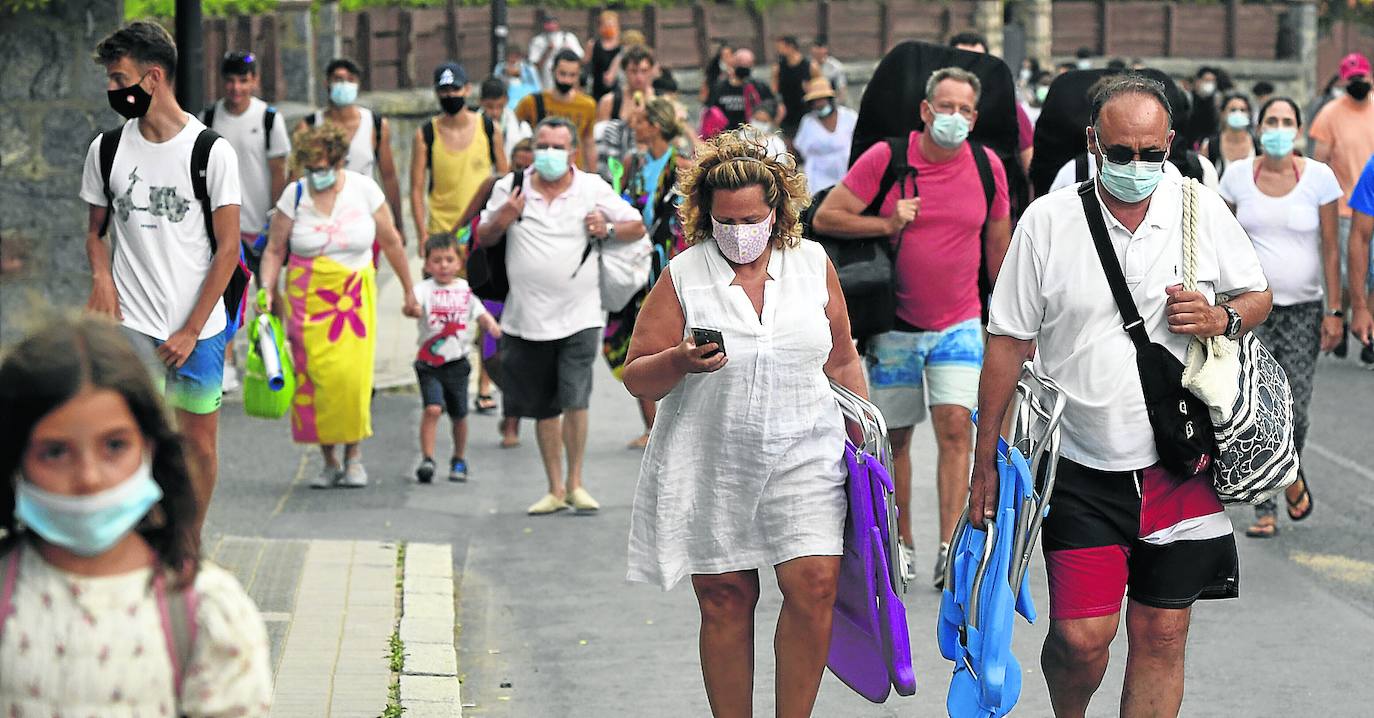 Agosto. Restricciones. El fin del verano y la temporada turística llega con el uso de la mascarilla obligatoria en todo momento. 