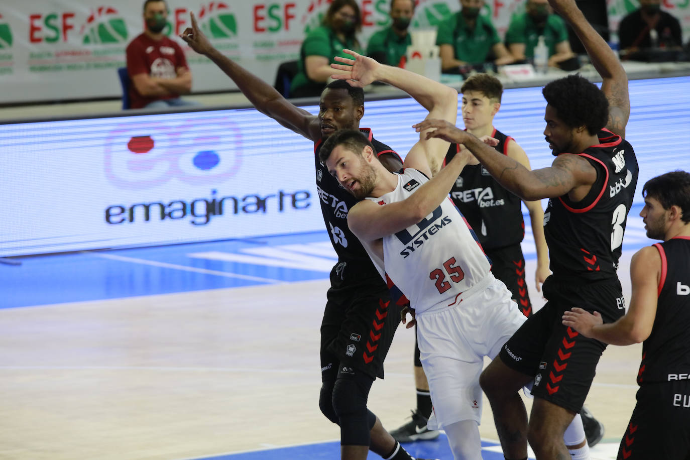 Fotos: Las mejores imágenes del Baskonia - Bilbao Basket de la Euskal Kopa