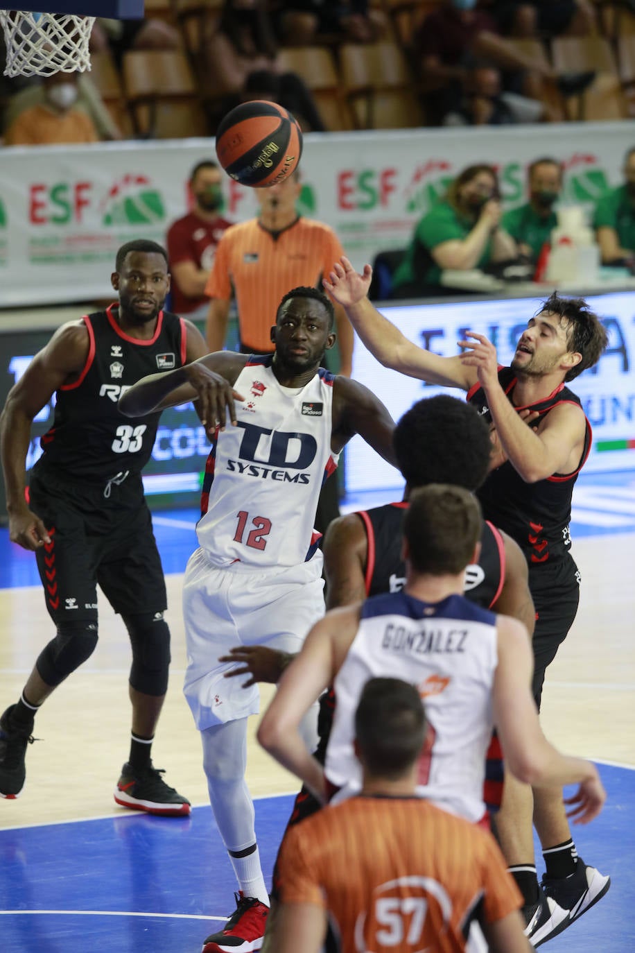 Fotos: Las mejores imágenes del Baskonia - Bilbao Basket de la Euskal Kopa