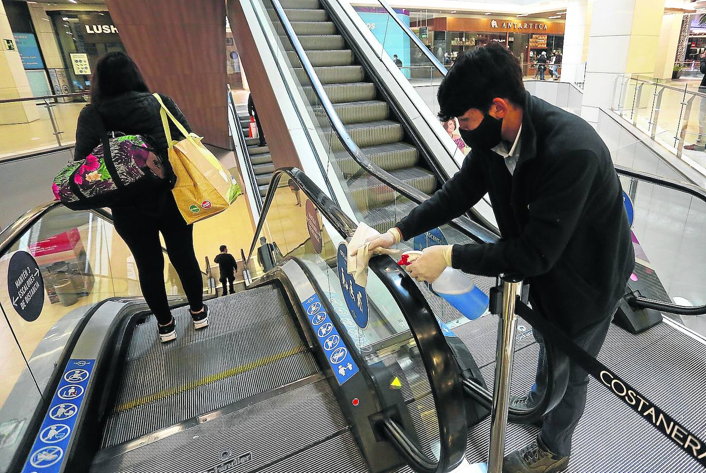 Imagen de un trabajador desinfectando un centro comercial de Santiago de Chile.