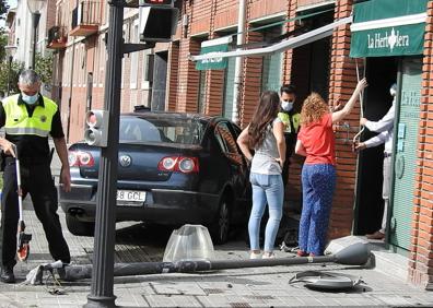 Imagen secundaria 1 - Un accidente entre una ambulancia y un coche en San Ignacio deja tres heridos leves
