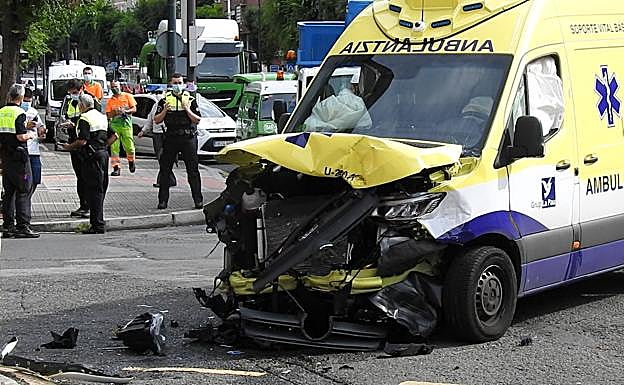 Imagen principal - Un accidente entre una ambulancia y un coche en San Ignacio deja tres heridos leves