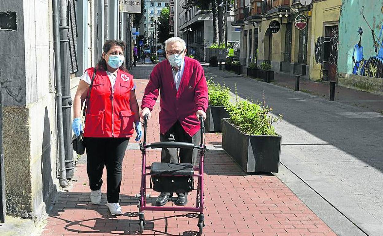 Acompañamiento. Una voluntaria de otra ciudad realizando labores de acompañamiento a mayores. 