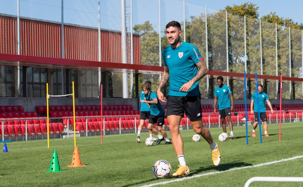 Unai Núñez conduce el balón en el entrenamiento matinal de este lunes en Lezama. 