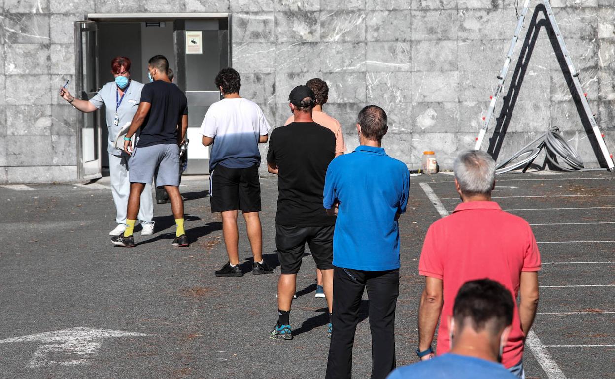 Cola para la realización de pruebas PCR en Gernika, la semana pasada.