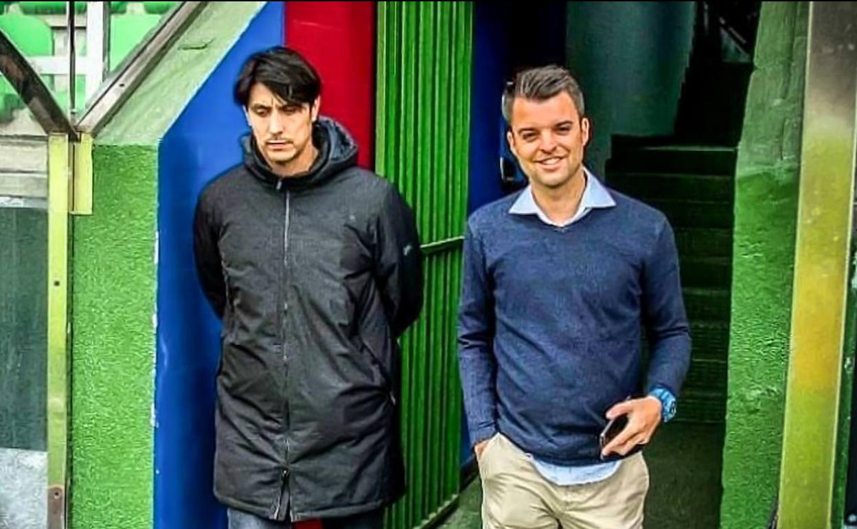 Mikel González, a la derecha, junto al director deportivo albiazul, Sergio Fernández.