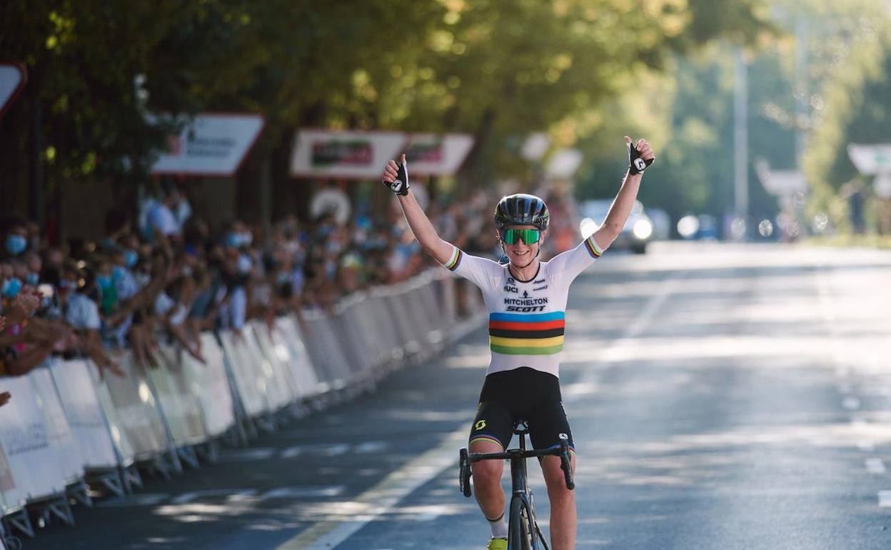 La corredora holandesa Van Vleuten celebrando su victoria en la Clásica Femenina Navarra en Pamplona. 