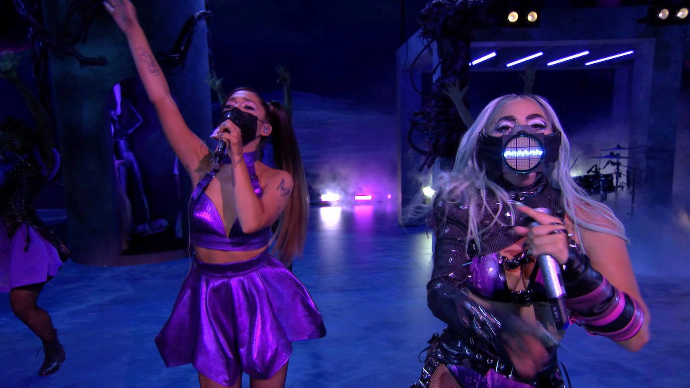 Lady Gaga y Ariana Grande durante su actuación en la ceremonia de entrega de los MTV Video Music Awards (VMA) 2020, en Nueva York (EE.UU)