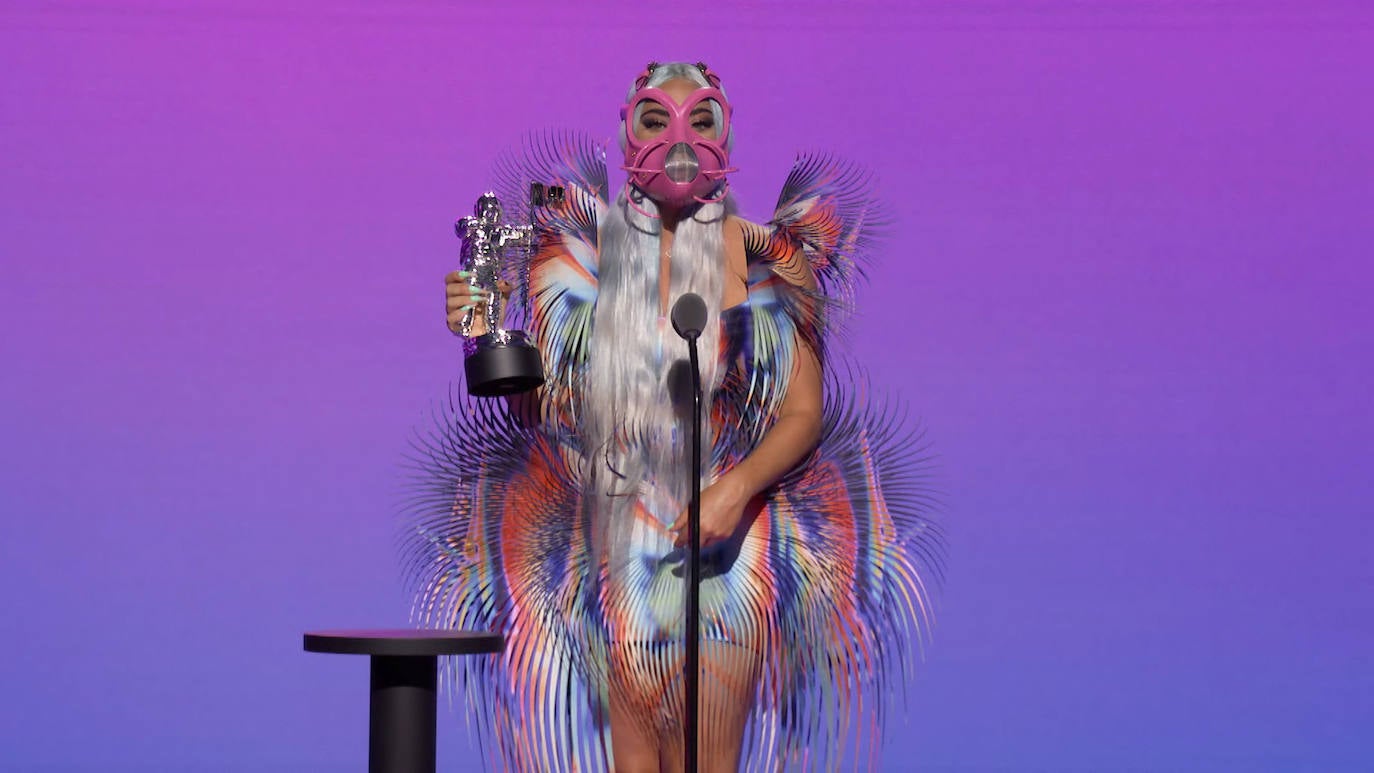 Lady Gaga recibe el premio a 'Mejor Colaboración' por 'Rain on me' en la ceremonia de entrega de los MTV Video Music Awards (VMA) 2020, en Nueva York (EE.UU)